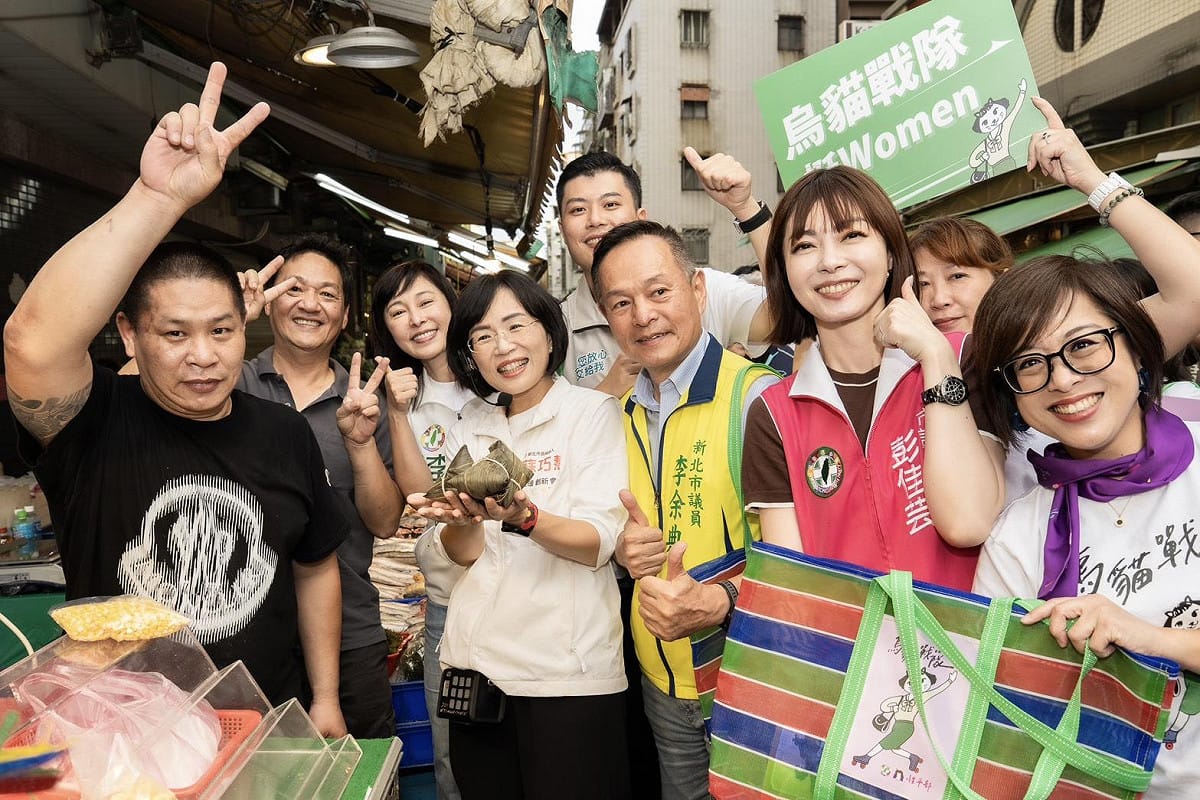 新北市長候選人、立法委員蘇巧慧今（24）日下午前往蘆洲黃昏市場掃街，沿途受到民眾熱烈歡迎，對著蘇巧慧大力比讚、鼓掌。 圖：蘇巧慧競總提供