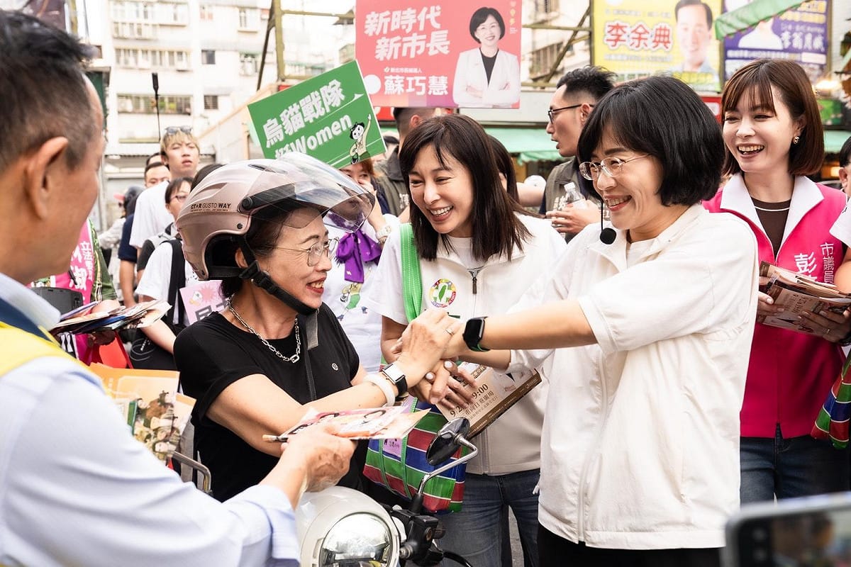 新北市長候選人、立法委員蘇巧慧今（24）日下午前往蘆洲黃昏市場掃街，沿途受到民眾熱烈歡迎。 圖：蘇巧慧競總提供