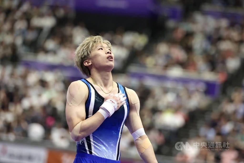 台灣「鞍馬王子」李智凱（圖）24日在2026愛知名古屋亞運競技體操男子鞍馬決賽登場，順利完成動作落地後鬆一口氣、壓力釋放，可惜因執行分不如預期，最終位列第5，無緣頒獎台。中央社　115年9月24日