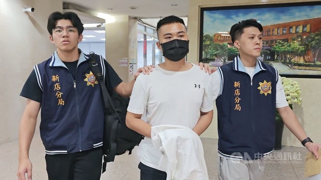 台北地檢署持續偵辦無黨籍立委高金素梅助理張俊傑棄保潛逃案，涉案男子顏士宸（中）24日凌晨向警方投案，晚間移送北檢複訊。中央社記者林長順攝　115年9月24日