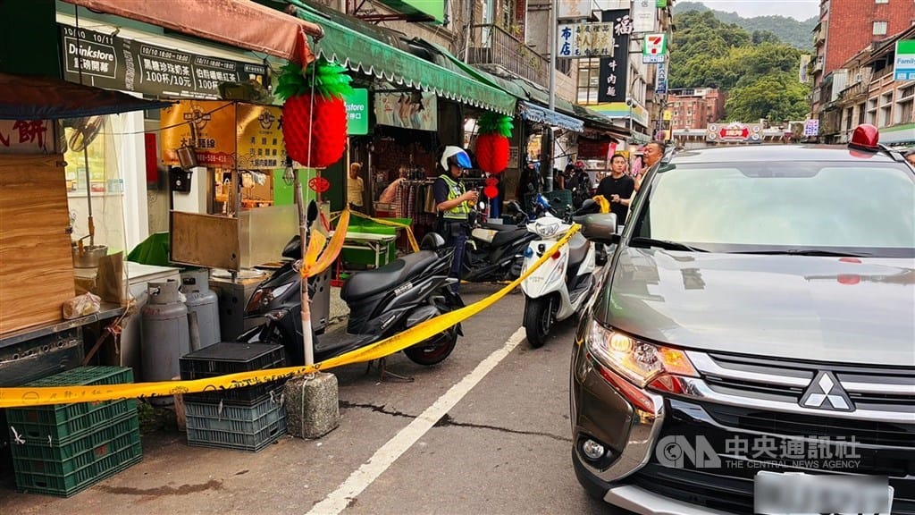 新北市瑞芳區街頭24日發生一起學生衝突事件，一名國中生涉嫌持利器刺傷一名高中學長。消防人員到場時，傷者倒地陷入昏迷、命危緊急送醫。全案詳情仍有待警方調查釐清。 （翻攝畫面） 中央社記者黃旭昇傳真　115年9月24日