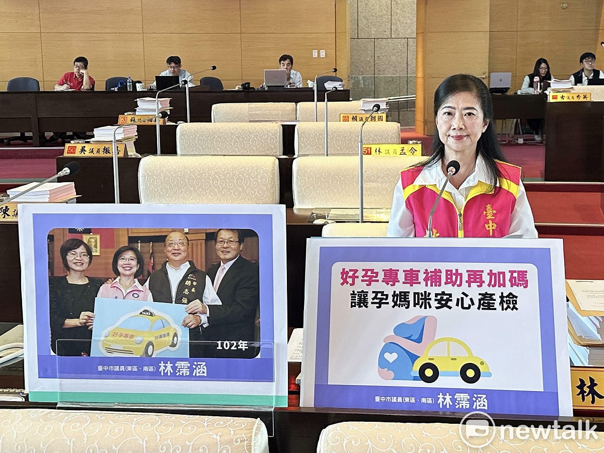 林霈涵說自己早在十多年前胡志強市長任內就率先倡議「好孕專車」，現場拿出當時的照片佐證。 圖：唐復年/攝