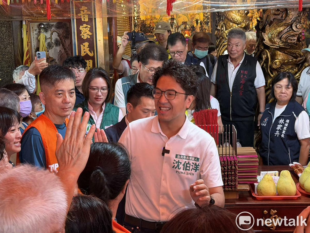 沈伯洋出席「葫蘆堵海光宮中秋搏餅活動」，並與民眾擊掌。 圖：高逸帆／攝