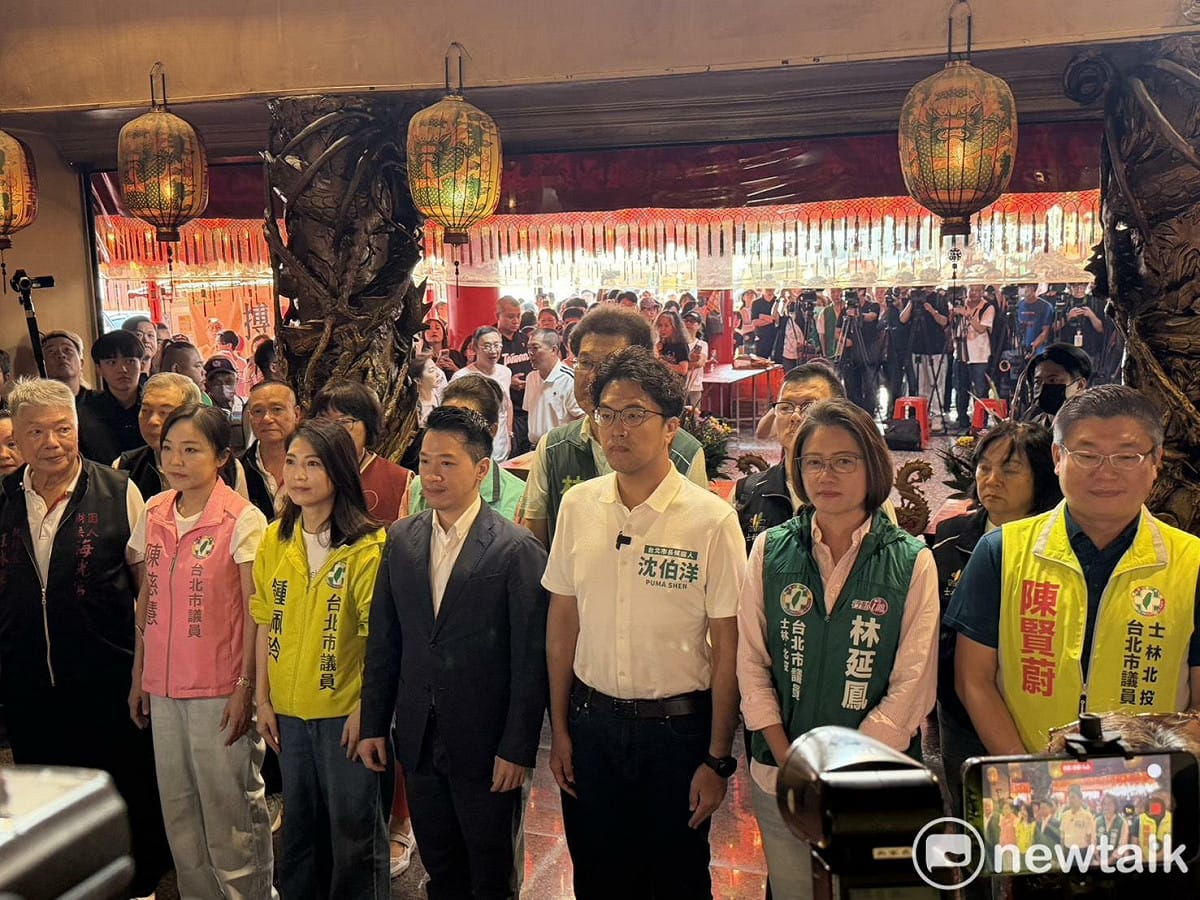 沈伯洋出席「葫蘆堵海光宮中秋搏餅活動」，包括總統府副秘書長何志偉、台北市議員林世宗、鍾佩玲、陳慈慧、陳賢蔚、林延鳳等人與會。 圖：高逸帆／攝