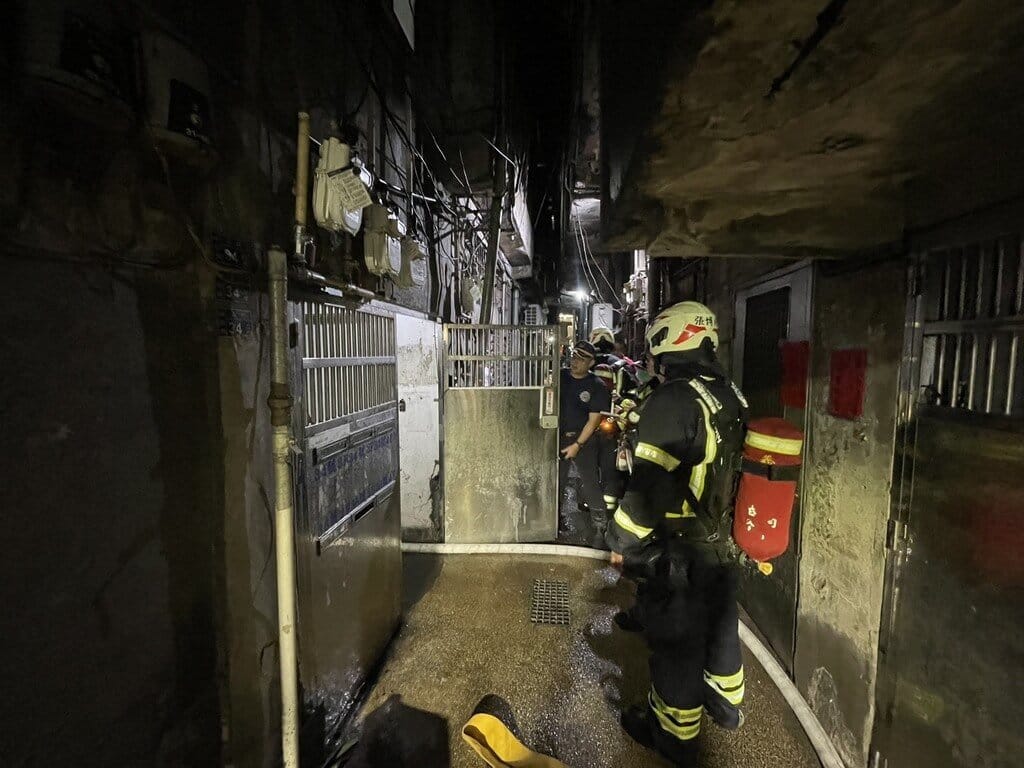 基隆市中船路1間民宅25日凌晨發生火警，消防人員撲滅火勢，後續由火災調查人員進入採證，釐清起火原因，82歲獨居詹姓老翁不幸葬身火窟。（基隆市消防局提供）中央社記者沈如峰基隆傳真　115年9月25日