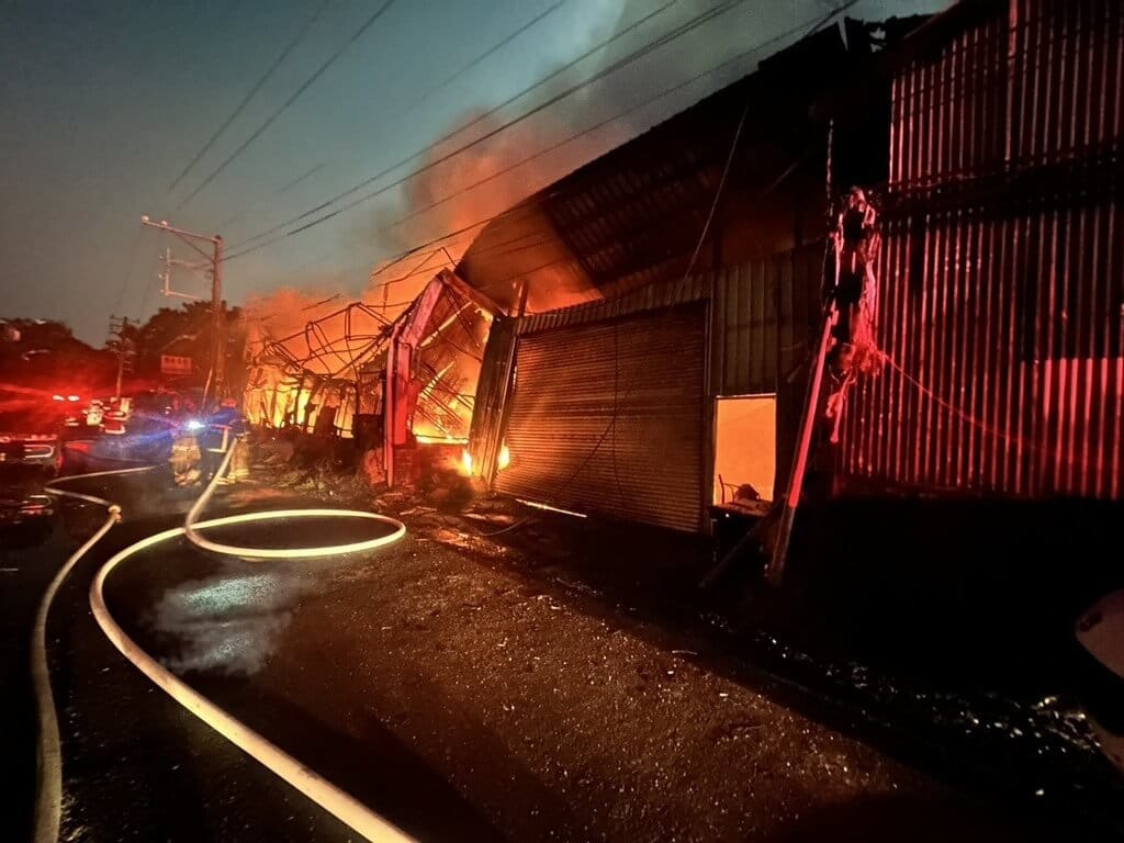 台南市永康區一家電腦周邊物料回收場24日晚上發生大火，延燒臭豆腐工廠，消防人員緊急出動灌救，無人傷亡。（台南市消防局提供）中央社記者張榮祥台南傳真　115年9月25日