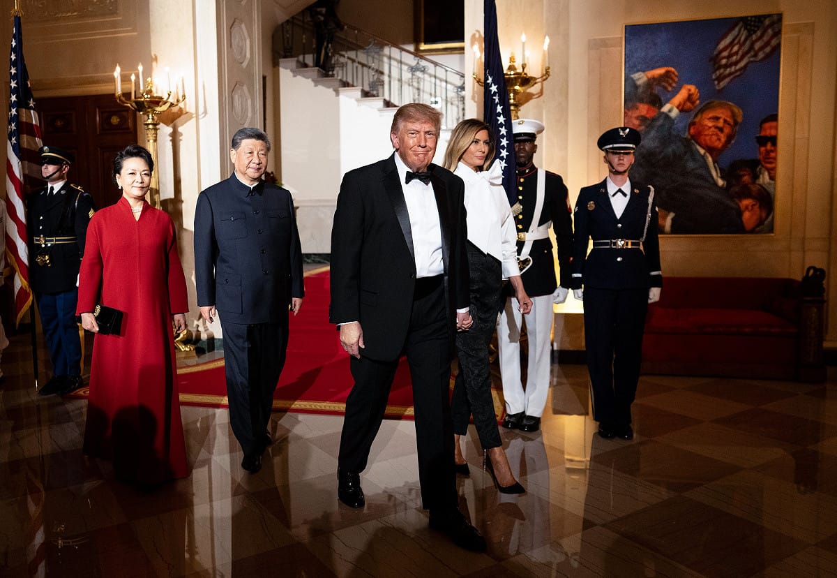 美國總統川普、夫人梅蘭妮亞與中國國家主席習近平及夫人彭麗媛一同出席白宮國宴。 圖：翻攝自 X @dougmillsnyt