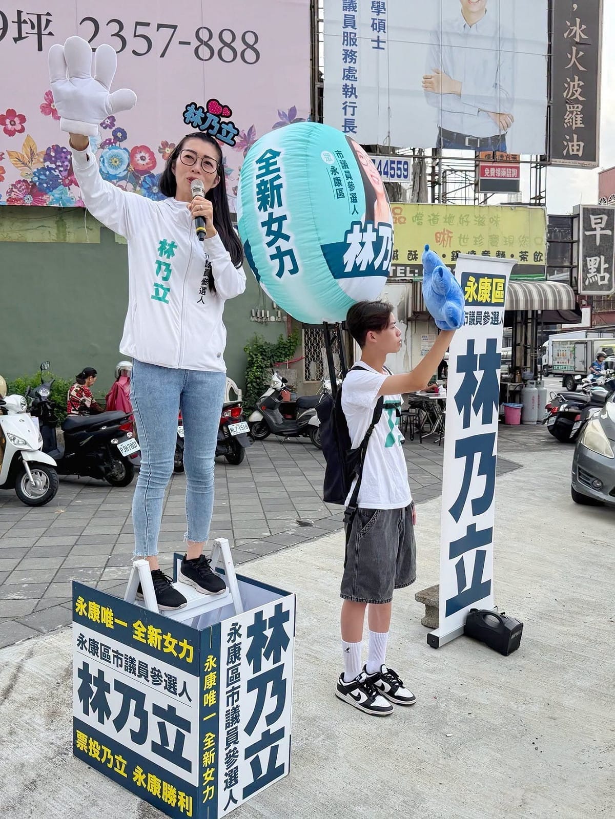 本屆正副總統大選中，柯文哲組合在永康區拿下26.14%得票率，逼近國民黨得票。民眾黨此次推派新人林乃立參選，由柯文哲親自拉抬，鎖定高比例的青年與中間選民。 圖：翻攝林乃立臉書