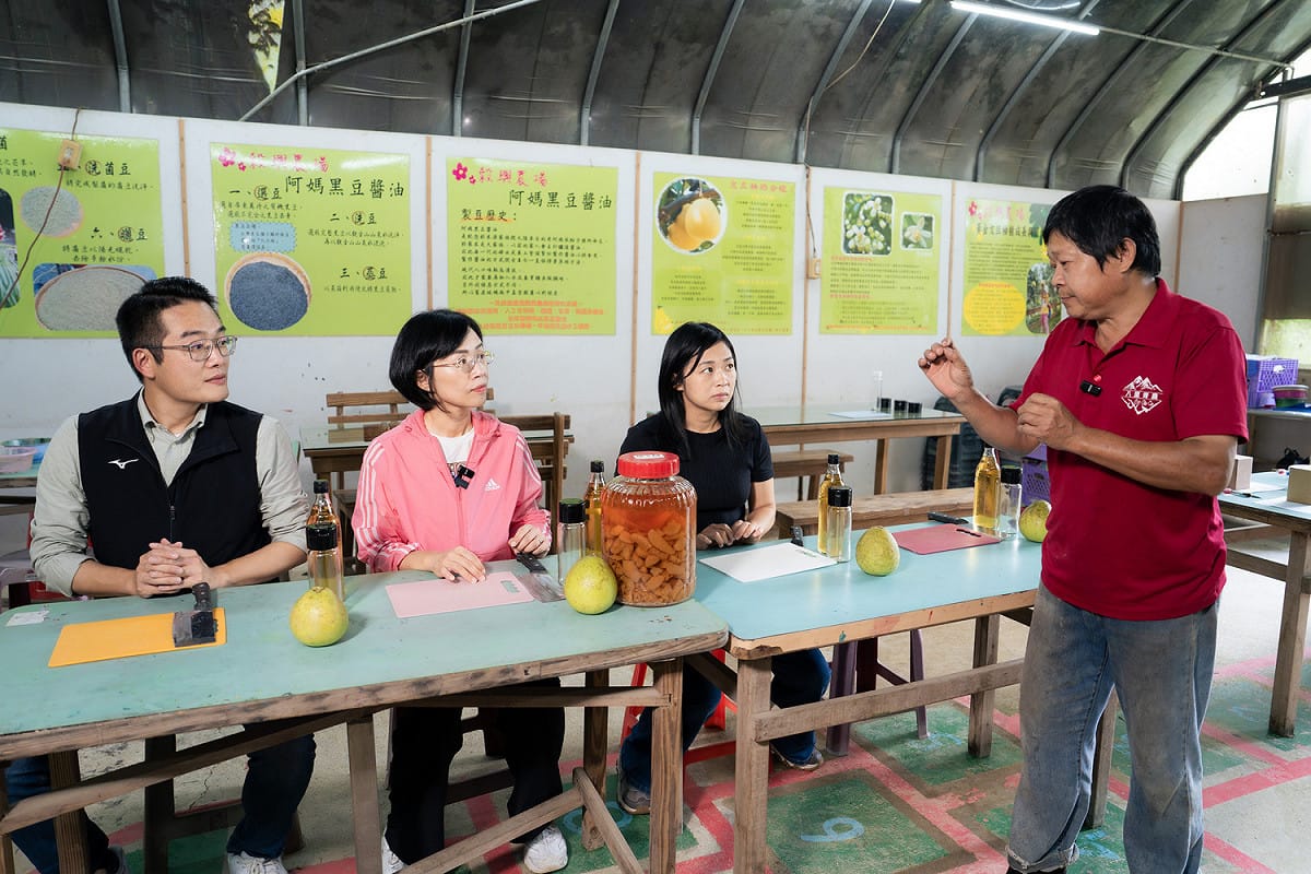 採摘完柚子後，蘇巧慧也與議員候選人一同體驗製作柚子醋。 圖：蘇巧慧競總提供
