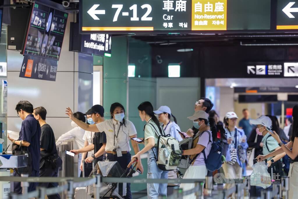 中秋、教師節連續假期自25日至28日止共計4天，24日下午高鐵台北車站出現返鄉人潮，工作人員在月台入口引導旅客。中央社記者裴禛攝 115年9月24日