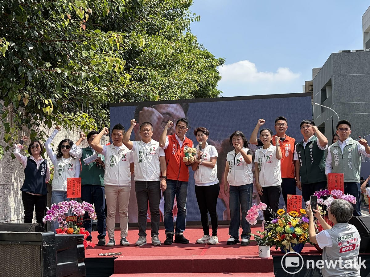 台南市長候選人陳亭妃送上象徵「包中」的包子與粽子，以及目前各界爭搶的競選小物「妃妃泰迪態熊=街 ，期許未來以「台南第一女市長」與「東區第一市議員」絕佳組合造福地方。 圖：黃博郎／攝