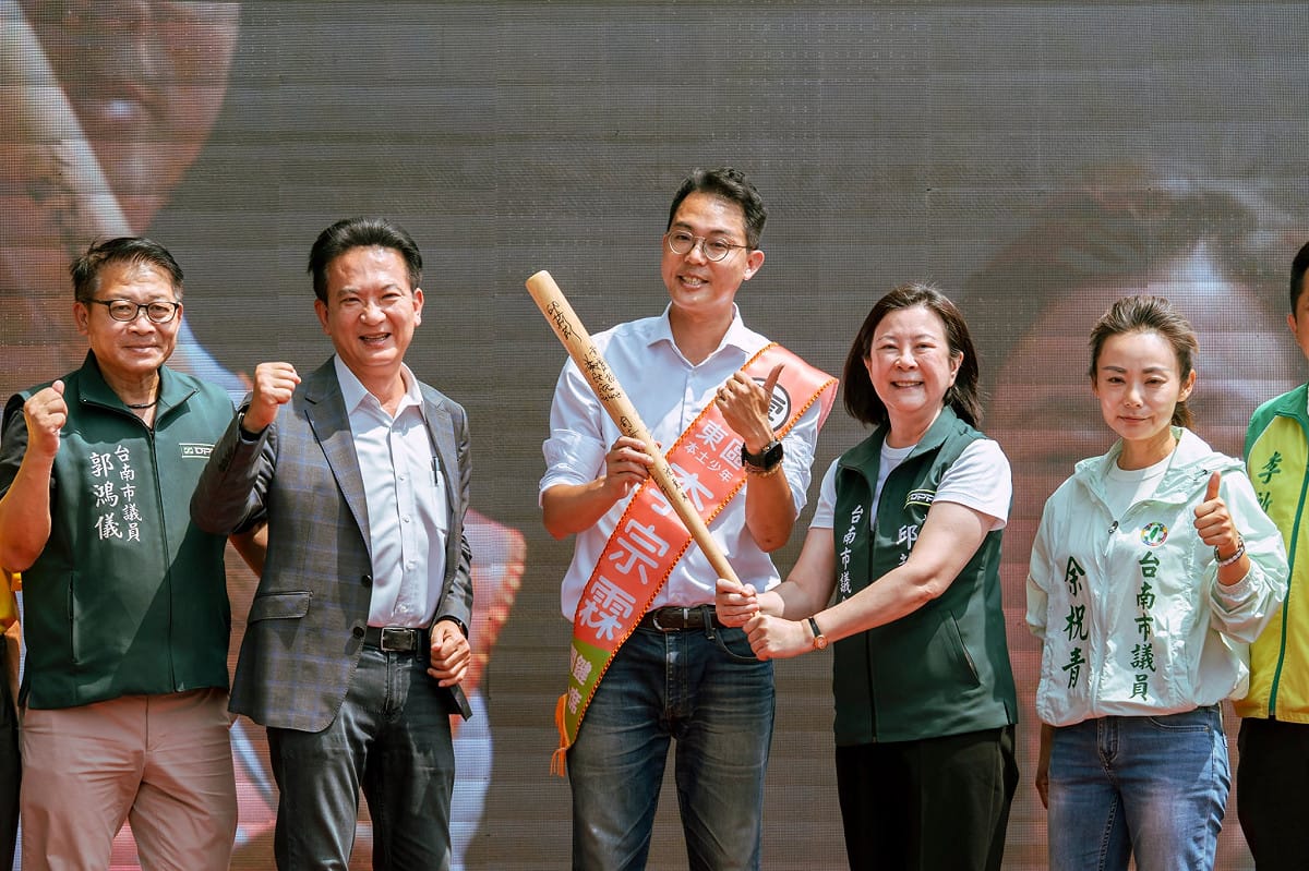 邱莉莉率領民進黨團成員上台，讚許李宗霖在黨團展現出色的溝通能力與跨黨派協調實力，是重要的核心戰力，她拿起球棒奮力揮出，代表綠營團結必勝的決心，揮出漂亮的「勝選全壘打」 圖：黃博郎／攝