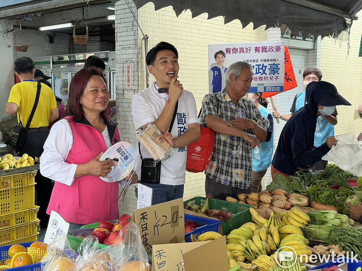 面對知名度與組織戰考驗，中秋連假期間，歐政豪在母親、市議員曾培雅陪同下，連續 3 天走入東區傳統市場，以「母雞帶小雞」方式逐攤拜票、發放文宣，積極提升知名度。 圖：歐政豪競選總部提供