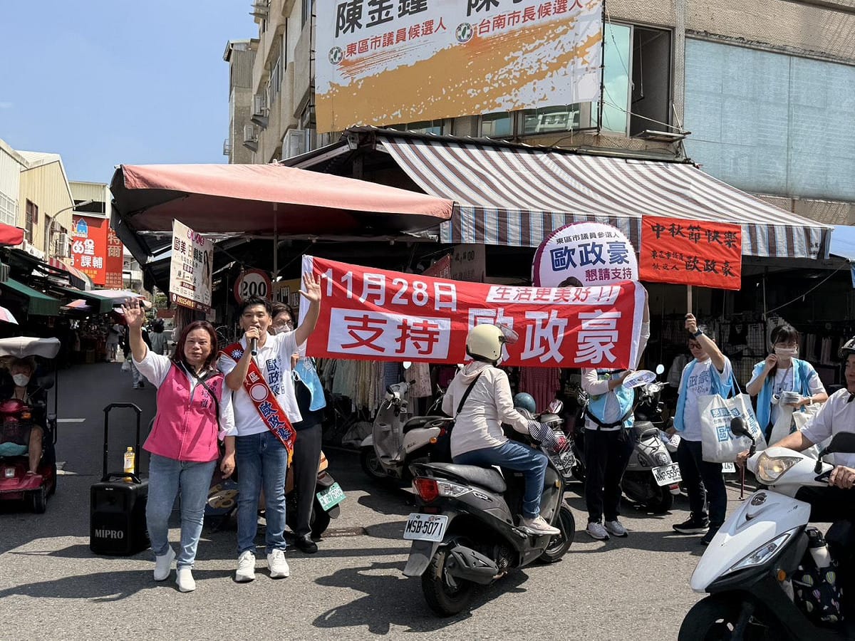 面對知名度與組織戰考驗，中秋連假期間，歐政豪在母親、市議員曾培雅陪同下，連續 3 天走入東區傳統市場，以「母雞帶小雞」方式逐攤拜票、發放文宣，積極提升知名度。 圖：歐政豪競選總部提供