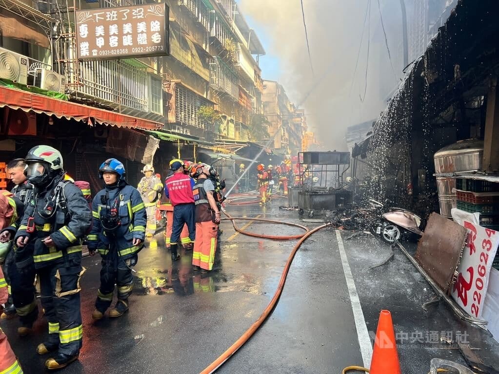 新北市新莊區一家早餐店25日上午發生火警，警消據報後出動搶救，燃燒面積初估110平方公尺，火勢撲滅並將調查釐清。（翻攝畫面）中央社記者黃旭昇傳真　115年9月25日