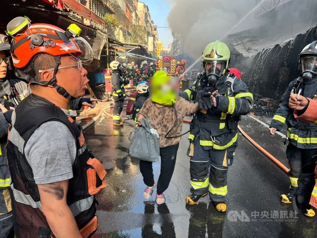 新北市新莊區一家早餐店25日上午發生火警，警消據報後出動搶救，疏散住戶並將傷者送醫。消防表示，火勢已經撲滅，住戶安全無虞，火警原因待查。（翻攝畫面）中央社記者黃旭昇傳真　115年9月25日
