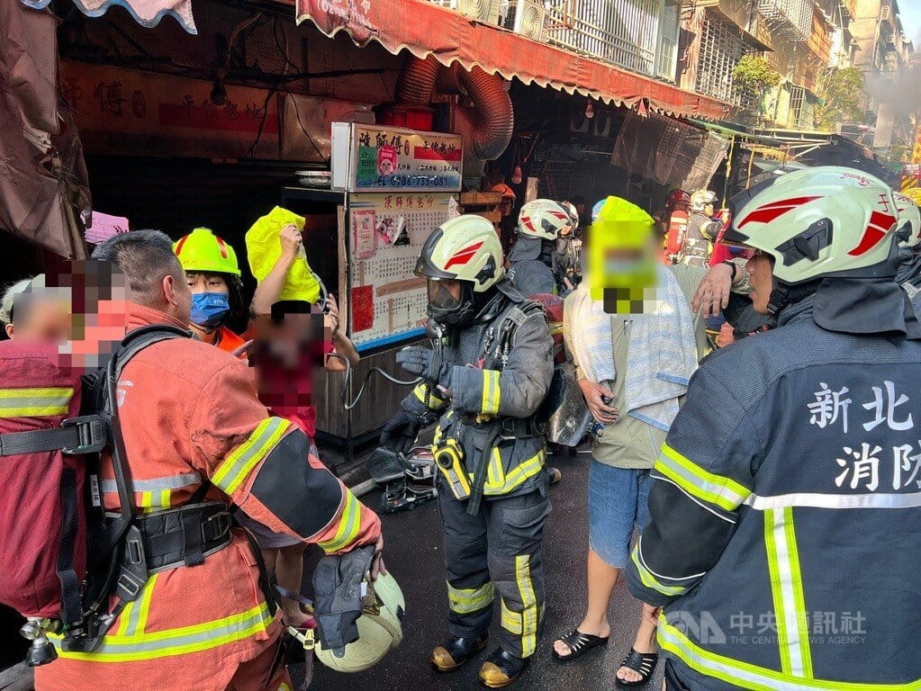 新北市新莊區一家早餐店25日上午發生火警，這起火警共派遣51輛消防與救護車，出動127人搶救，火勢已撲滅，火警原因將調查釐清。（翻攝畫面）中央社記者黃旭昇傳真　115年9月25日