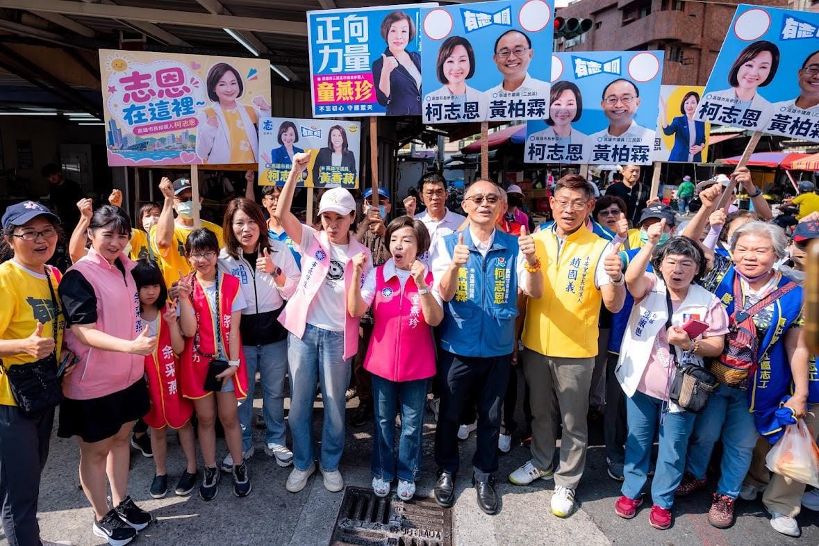 中秋連假首日柯志恩率三民區市議員及里長候選人到建興市場拜票。 圖：柯志恩競辦／提供