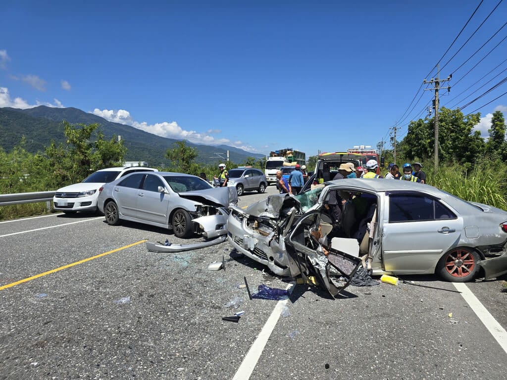 台9線295.5公里處花蓮縣富里鄉羅山村路段25日發生車禍，事故車輛嚴重變形，釀1死、多人輕重傷，事故原因仍待警方釐清。（民眾提供）中央社記者張祈傳真　115年9月25日