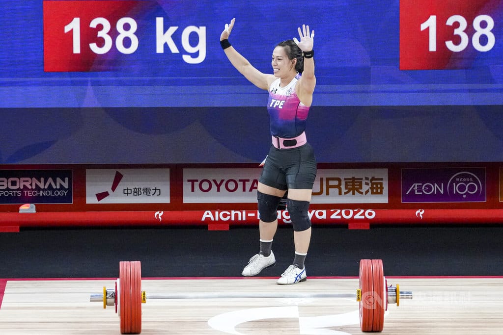 郭婞淳25日在亞運女子61公斤級決賽登場，挺舉最後一把挑戰138公斤惜未成功，起身後仍面帶笑容向現場觀眾揮手致意。中央社記者鄭清元名古屋攝　115年9月25日