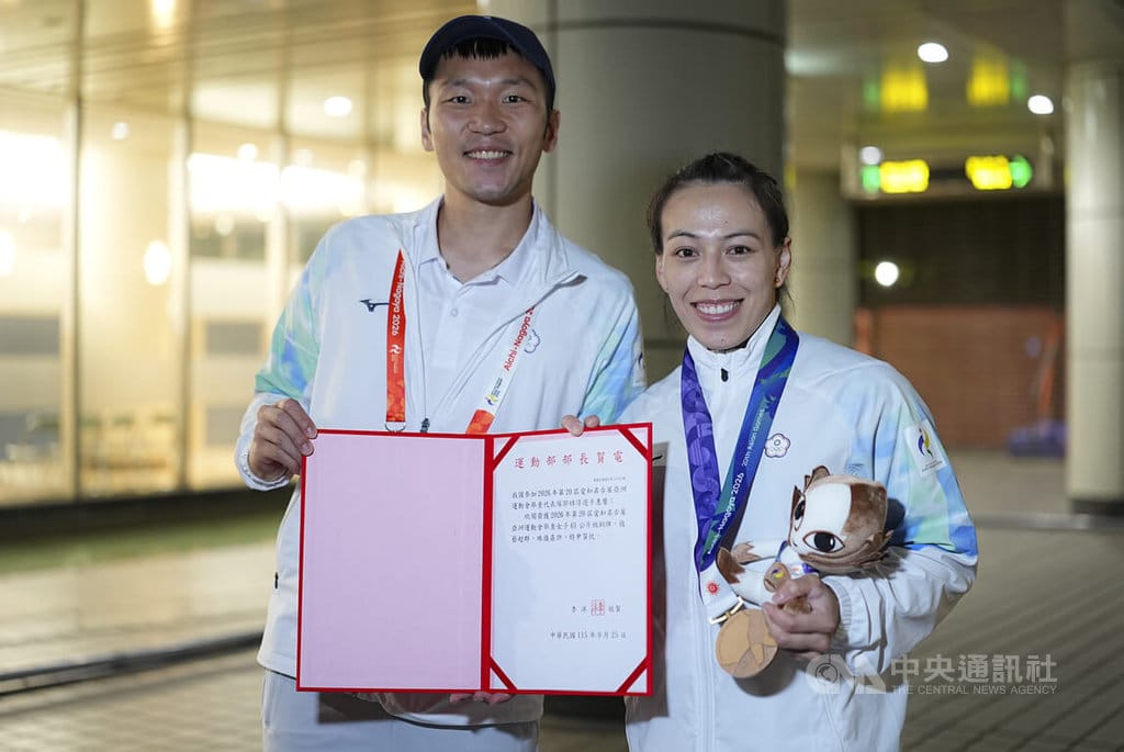 2026愛知名古屋亞運台灣舉重女將郭婞淳（右）25日在61公斤級決賽摘下銅牌，賽後運動部長李洋（左）親自頒贈賀電，兩人開心合影。中央社記者鄭清元名古屋攝　115年9月25日