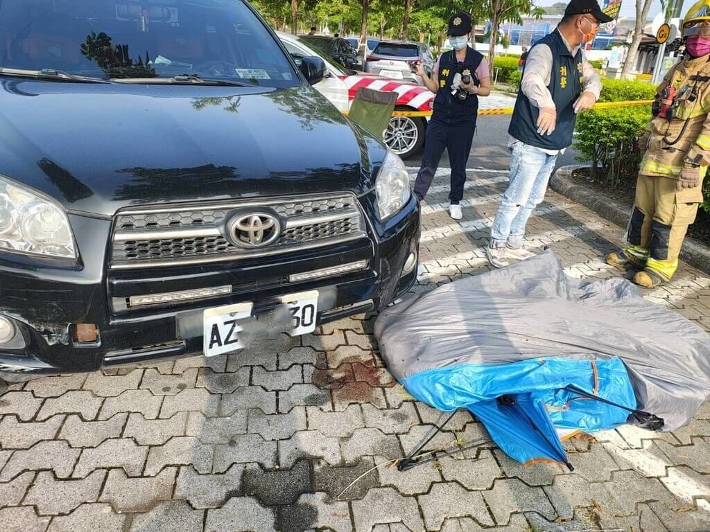 國道3號台南市東山服務區25日發現一名老婦人陳屍在倒塌的帳篷中，無明顯傷口，警方初判凶殺可能性不大。（台南市消防局提供）中央社記者張榮祥傳真　115年9月25日