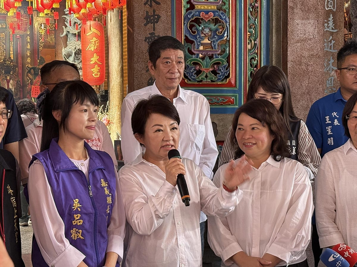 台中市長盧秀燕與嘉義市長黃敏惠現身嘉義縣水上鄉璿宿上天宮，攜手為無黨籍嘉義縣長候選人吳品叡站台打氣。 圖：吳品叡競辦/提供