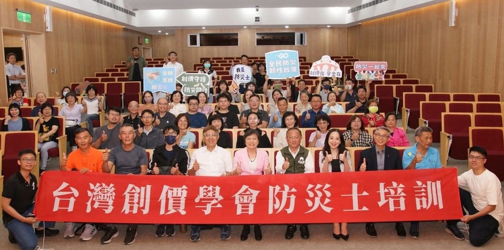 內政部26日指出，與宗教團體攜手合作辦理防災士培訓，落實全社會防衛韌性理念。圖為內政部長劉世芳（前座中）先前出席台灣創價學會防災士培訓。 圖：內政部提供