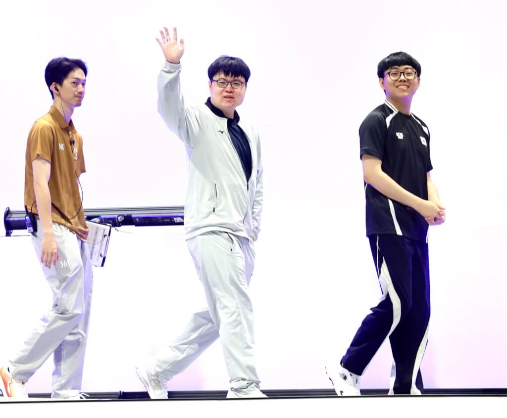 台灣好手郭子昂（中）26日在名古屋亞運電競「魔法氣泡」奪下銅牌。（代表團提供）