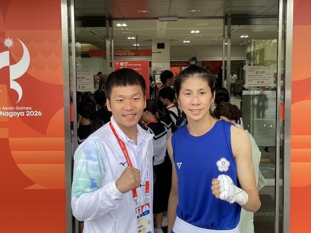 運動部長李洋（左）26日親赴拳擊賽場，幫台灣女拳后林郁婷（右）首戰加油打氣。（中華民國拳擊協會提供）中央社記者黎建忠傳真　115年9月26日