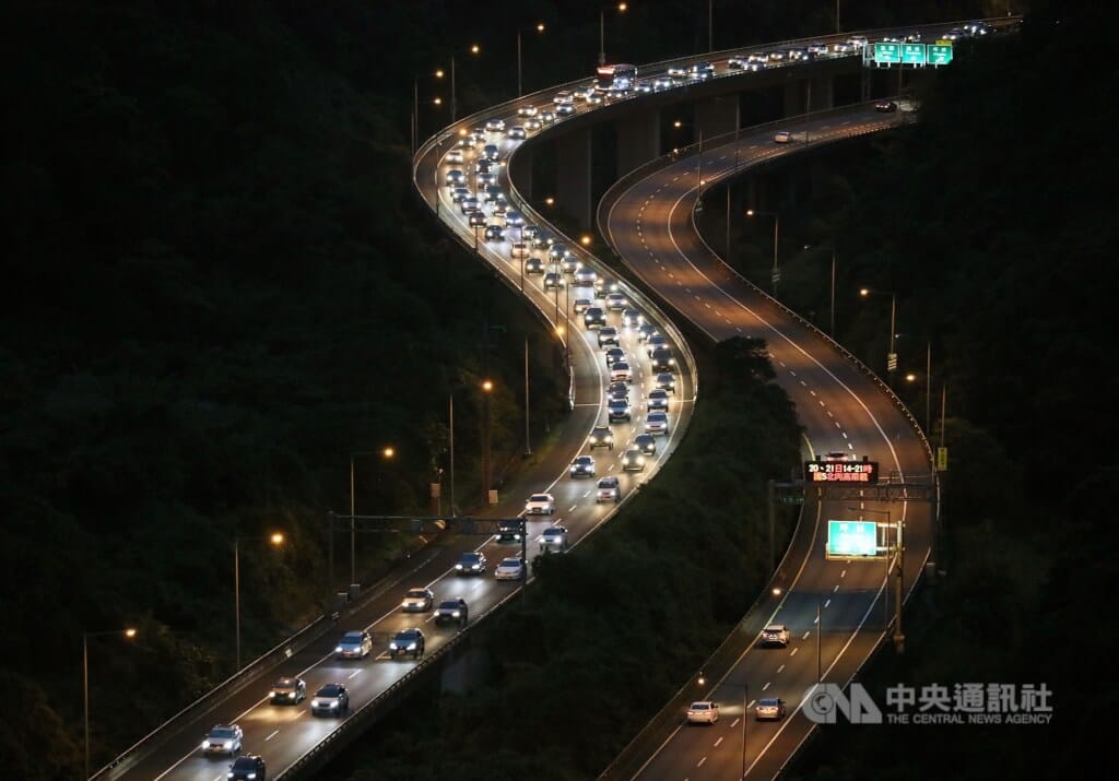 圖為國5北向路段車潮。 圖：中央社檔案照片