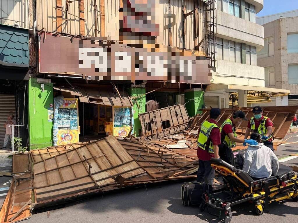 屏東縣屏東市逢甲路一處招牌26日上午突然掉落，壓傷1名機車騎士，幸僅輕傷。消防人員到場救援，並將傷者送往寶建醫院治療。（屏東縣政府消防局提供）中央社記者黃郁菁傳真  115年9月26日