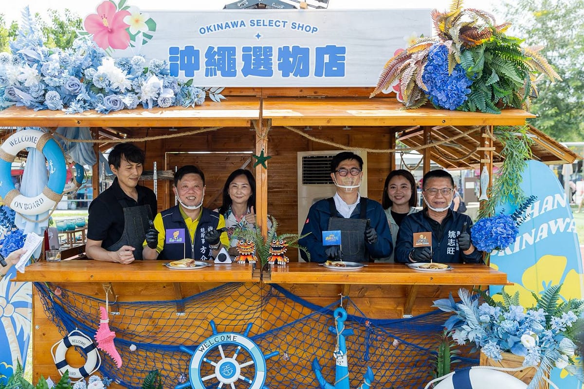 陳其邁（右三）親自走訪攤位，體驗聯名料理及手作活動。 圖：孫家銘／翻攝