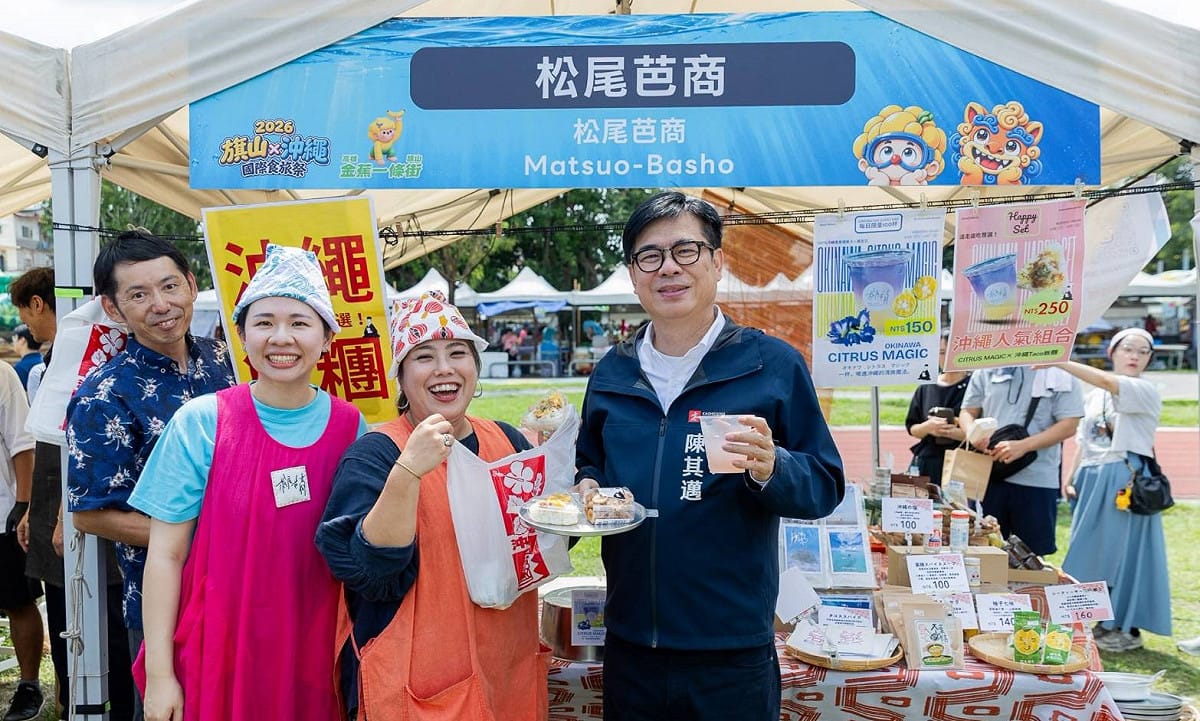 陳其邁（右一）與來自沖繩的特色品牌交流互動。 圖：孫家銘／翻攝