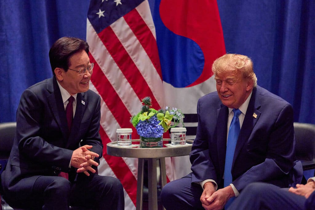 韓國總統李在明分別赴美國、墨西哥進行國是訪問，26日行程已接近尾聲，青瓦台簡報表示，這次李在明透過在美國的韓美峰會及韓澳峰會，強化國際對朝鮮半島政策的支持基礎。圖為李在明（左）與美國總統川普（右）於當地時間22日進行會談。 圖：青瓦台提供