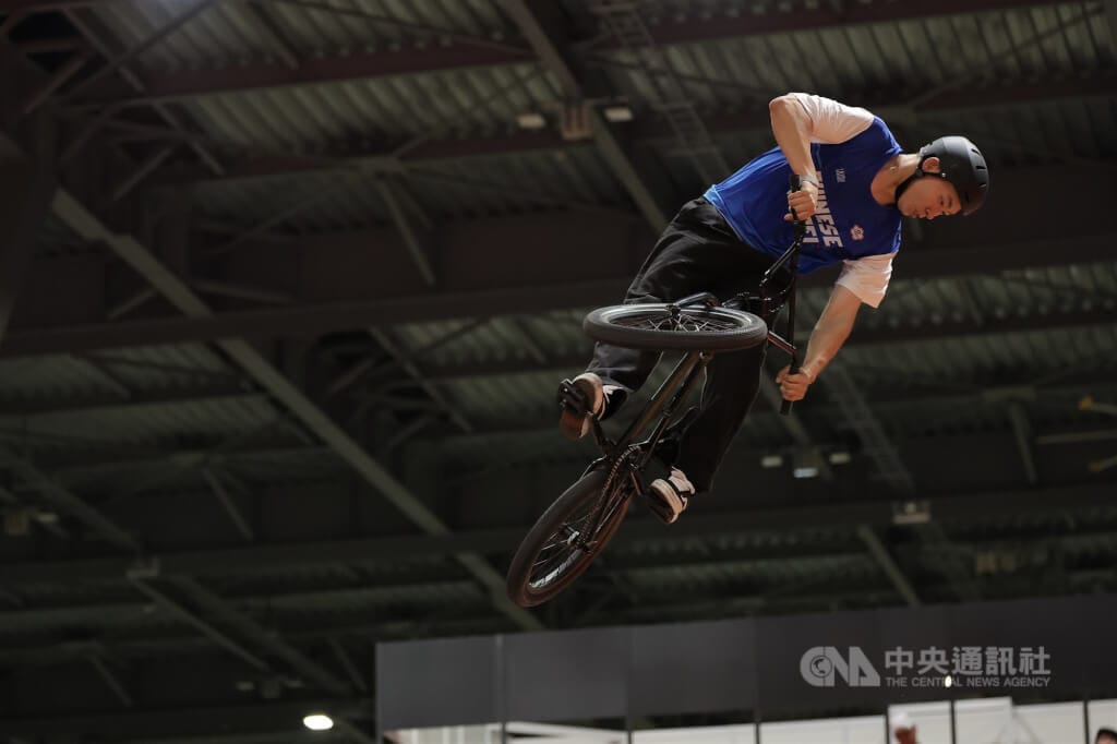 2026愛知名古屋亞運BMX自由式項目26日於愛知縣國際展示場舉行，台灣選手鄭喬鴻（圖）騰空展現高難度姿勢及技術。中央社記者翁睿坤名古屋攝 115年9月26日