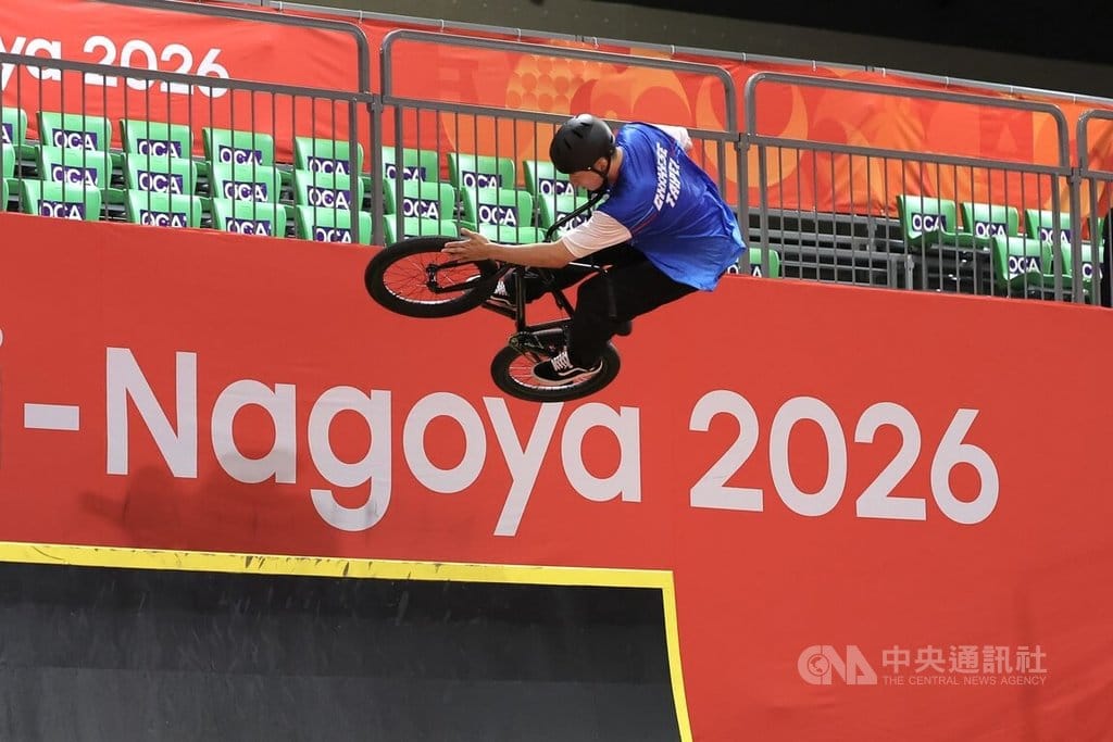 2026愛知名古屋亞運BMX自由式項目26日於愛知縣國際展示場舉行，台灣選手鄭喬鴻（圖）展現高難度技術。中央社記者翁睿坤名古屋攝 115年9月26日