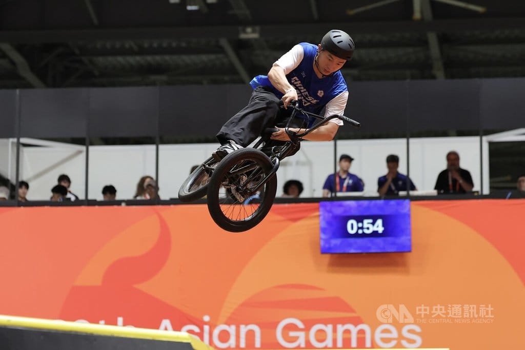 2026愛知名古屋亞運BMX自由式項目26日於愛知縣國際展示場舉行，台灣選手鄭喬鴻（圖）於空中展現高難度技術，讓現場觀眾驚呼連連。中央社記者翁睿坤名古屋攝 115年9月26日