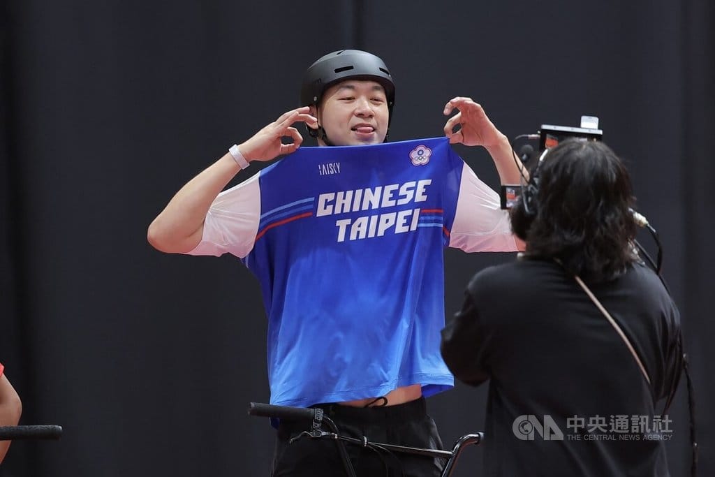 2026愛知名古屋亞運BMX自由式項目26日於愛知縣國際展示場舉行，台灣選手鄭喬鴻（後）賽前秀出「中華台北」的比賽衣服介紹自己。中央社記者翁睿坤名古屋攝 115年9月26日