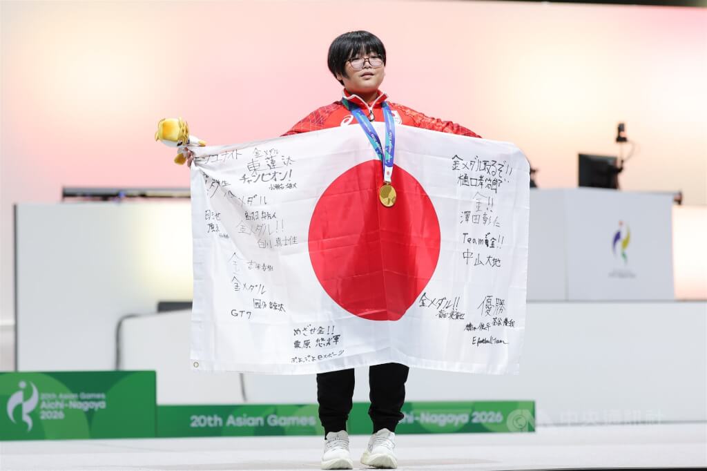 名古屋亞運電競「魔法氣泡」決賽26日在名古屋舉行，年僅11歲日本神童栗原悠輝（圖）奪下金牌，賽後拿著日本國旗合影留念。中央社記者翁睿坤名古屋攝 115年9月26日