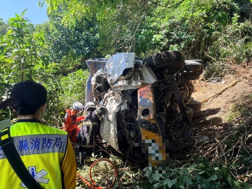 台東縣70歲陳姓男子25日開砂石車卻失蹤，家屬26日沿著他的工作路線尋找，發現砂石車已翻落金針山山谷，警消到場後發現陳男已明顯死亡。（警方提供）中央社記者盧太城傳真　115年9月26日