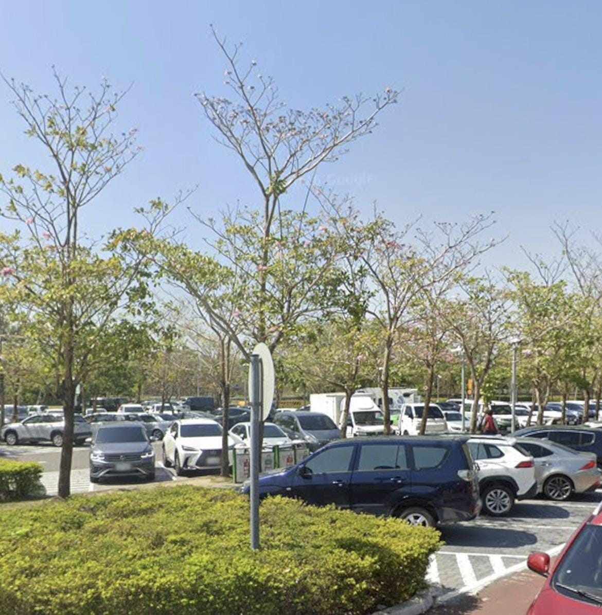 一名年約70歲的婦人日前獨自駕車北上，隨後進入國3台南東山服務區。她將車輛停放在北上停車格後，直接在車頭前方的空間搭設帳篷準備夜宿。(台南東山服務區示意圖) 圖：翻攝自Google Maps