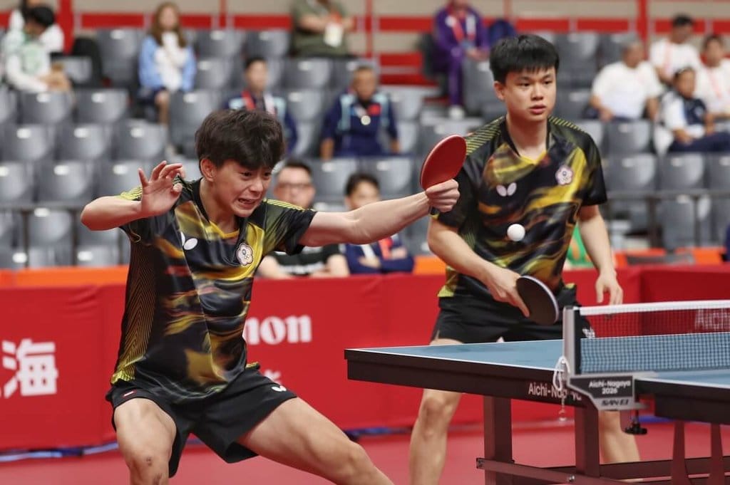 2026愛知名古屋亞運26日進行桌球男雙8強賽程，台灣組合馮翊新（右）、郭冠宏（左）力抗中國好手，不過最終遭直落3吞敗。圖為馮翊新、郭冠宏16強戰出賽畫面。（代表團提供）中央社記者黎建忠傳真　115年9月26日