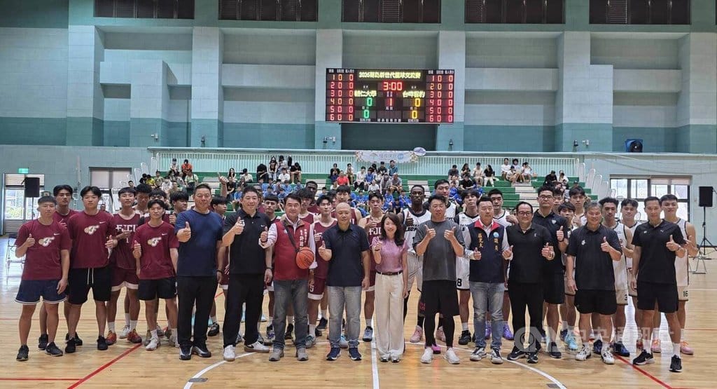TPBL桃園台啤永豐雲豹隊與輔仁大學籃球隊26日赴澎湖參與2026菊島新世代籃球交流賽，吸引當地國中小籃球隊與民眾進場觀賞精彩賽事，與會來賓賽前合影留念。中央社　115年9月26日