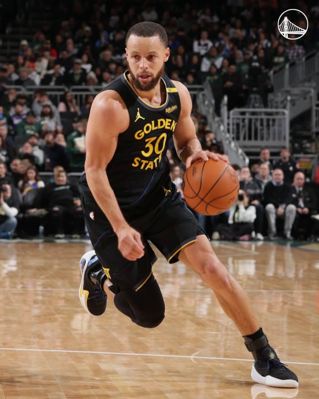 NBA金州勇士球星柯瑞同意以2年1億1600萬美元續約，這份合約包括2028年至2029年球季的球員選擇權。（圖取自x.com/warriors）