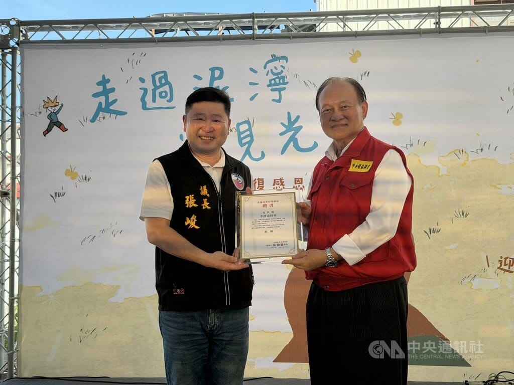 無黨籍花蓮縣長參選人、現任花蓮議長張峻（左）26日在光復感恩活動中，聘請行政院政務委員季連成（右）擔任花蓮改革治理聯盟防災韌性總顧問。 圖：中央社提供
