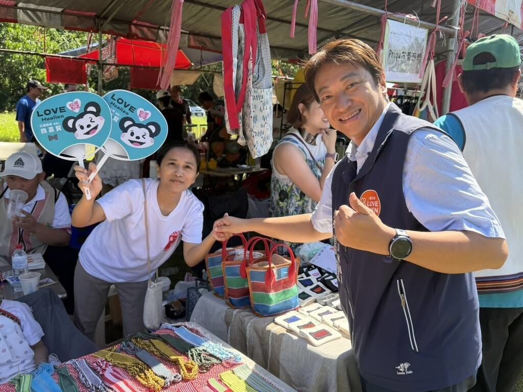 無黨籍花蓮縣長參選人魏嘉賢（前右）26日至萬榮鄉西林村參加太魯閣族感恩祭（Mgay Bari），與族人交流互動。 圖：魏嘉賢競選團隊提供