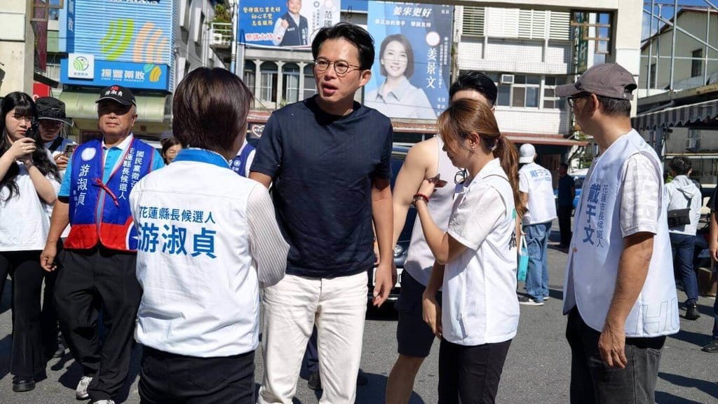 國民黨花蓮縣長參選人游淑貞（前左背對者）26日到仁里市場拜票，巧遇民眾黨主席黃國昌（黑衣者）為黨籍參選人拉票，雙方互相打氣。 圖：游淑貞競選團隊提供