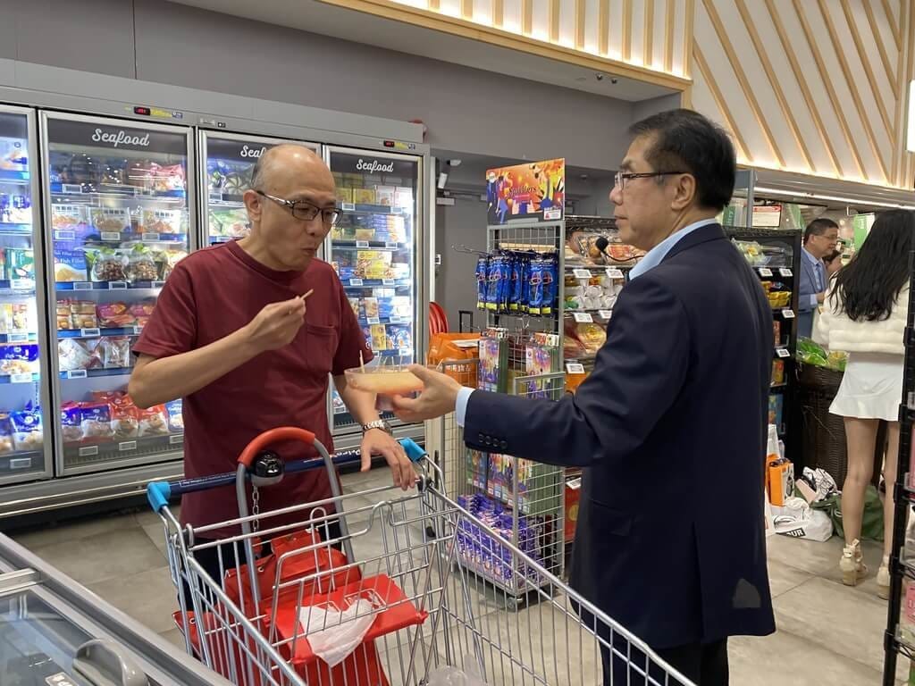 台南市政府舉辦的「台南好柚．獅城相見」文旦柚上架試吃活動26日在新加坡FairPrice連鎖超市登場，台南市長黃偉哲（右）到場推廣。 圖：台南市政府提供