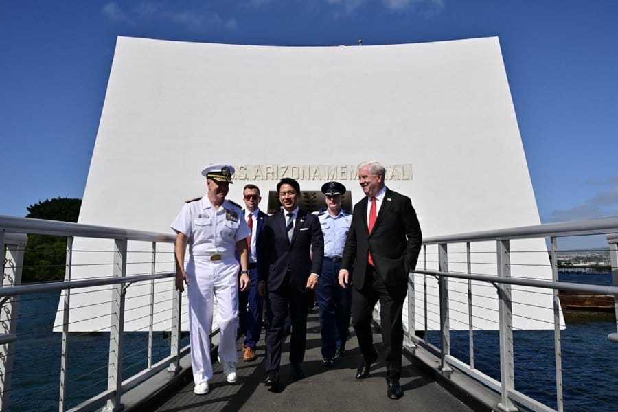 日本防衛大臣小泉進次郎（中）張貼與美國印太司令帕帕羅海軍上將（左）合照，並貼文強調「日美同盟」。 圖：翻攝自小泉進次郎的Ｘ